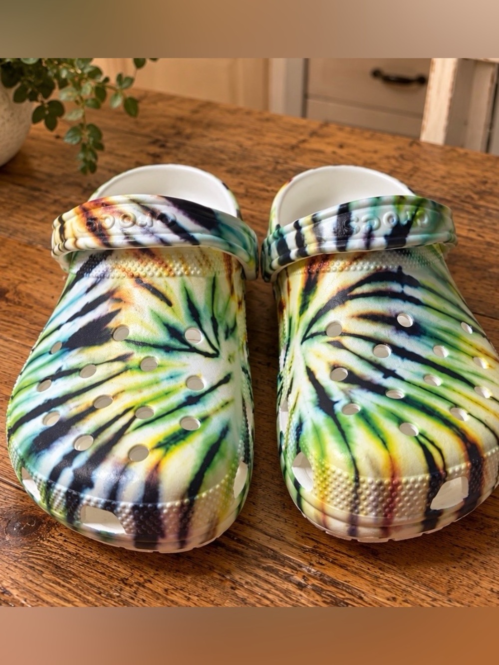 Crocs Classic Tie-Dye Clogs |
Green Multicolor | Women's Size 8 | Men's 6